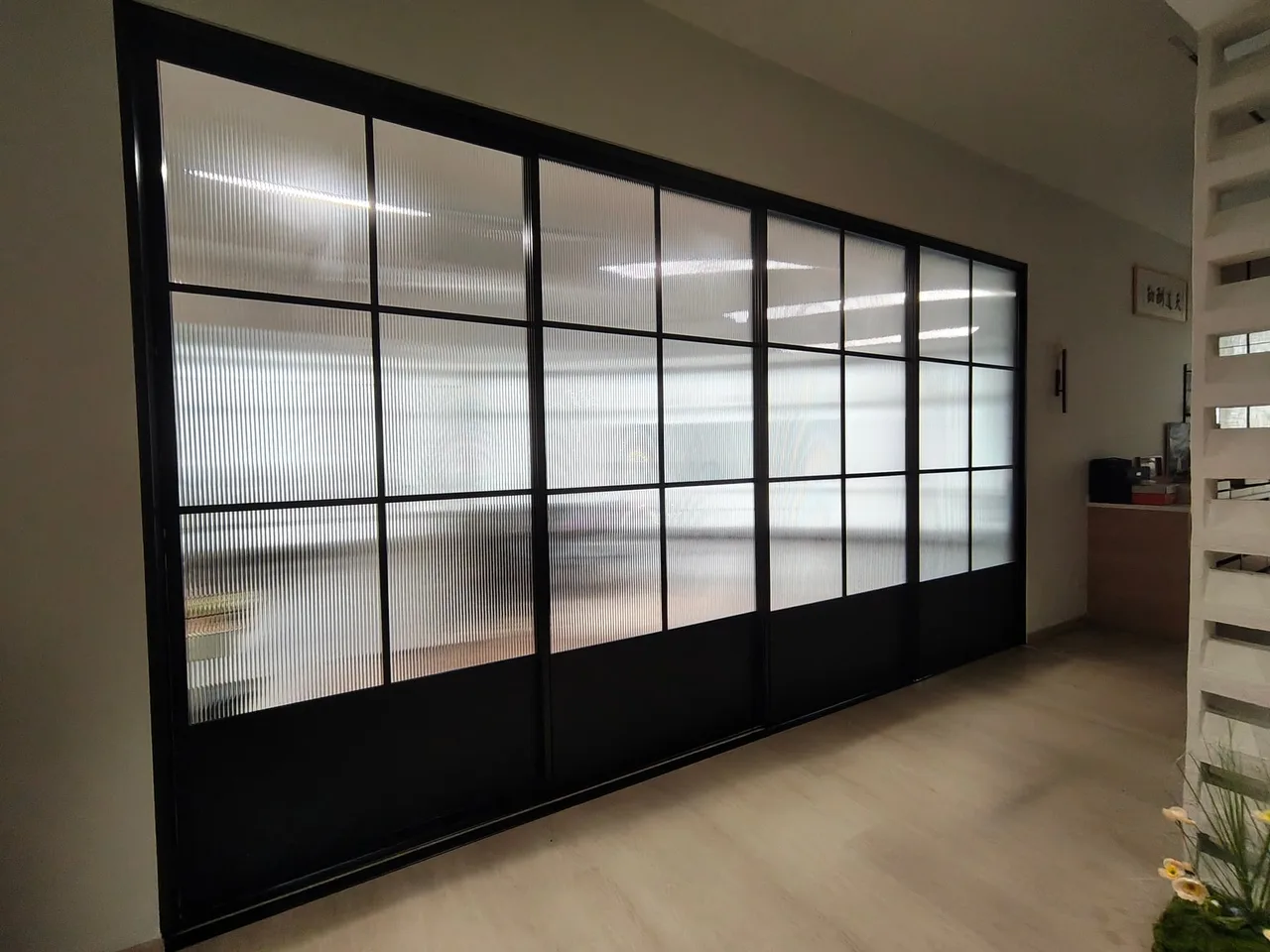 The soundproof sliding door